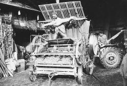 La batteuse tirée par un tracteur