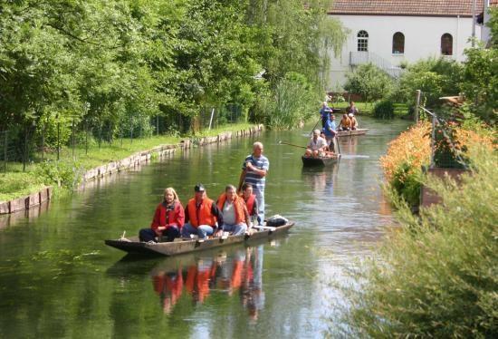 Barques pres de l ecole de la scierie